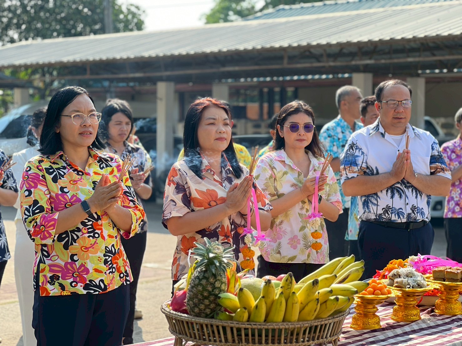 title - ส.ป.ก. ยโสธร จัดพิธีเจริญพระพุทธมนต์ทำบุญถวายภัตตาหารเพลแด่พระสงฆ์ พิธีสักการะศาลเจ้าที่และสิ่งศักดิ์สิทธิ์ประจำสำนักงาน เนื่องในเทศกาลวันขึ้นปีใหม่ไทย